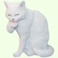 Статуэтка Кот лижет лапу белый