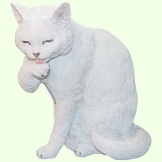 Статуэтка Кот лижет лапу белый