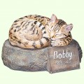 Скульптурный памятник Бенгальский кот калачик на камне