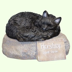 Скульптурный памятник Длинношерстная кошка черная на камне