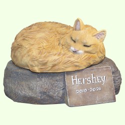 Скульптурный памятник Длинношерстная кошка рыжая на камне