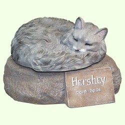 Скульптурный памятник Длинношерстная кошка серая на камне