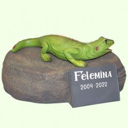 Скульптурный памятник Игуана на камне