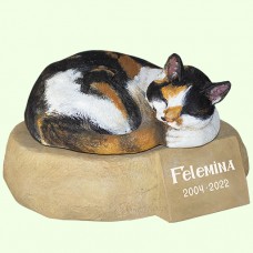 Скульптурный памятник Кошка калачик на камне трехцветная