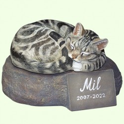 Скульптурный памятник Кот калачик мраморный на камне