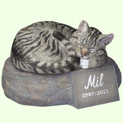 Скульптурный памятник Кот калачик с полосками на камне