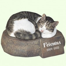 Скульптурный памятник Кот калачик серо-белый на камне