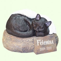 Скульптурный памятник Кот крылатый черный на камне