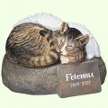 Скульптурный памятник Кот крылатый с полосками на камне Скульптурный памятник Кот крылатый с полосками на камне