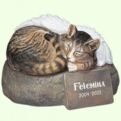 Скульптурный памятник Кот крылатый с полосками на камне
