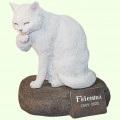 Скульптурный памятник Кот лижет лапу белый на камне