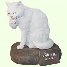 Скульптурный памятник Кот лижет лапу белый на камне