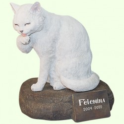 Скульптурный памятник Кот лижет лапу белый на камне