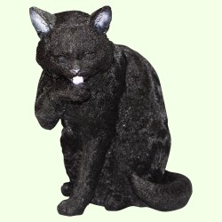 Скульптурный памятник Кот лижет лапу черный