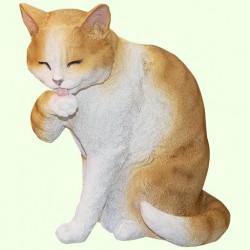 Скульптурный памятник Кот лижет лапу рыжий