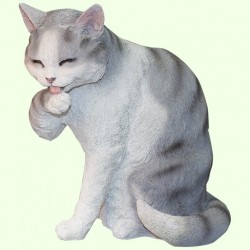 Скульптурный памятник Кот лижет лапу серый
