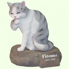 Скульптурный памятник Кот лижет лапу серый на камне