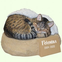 Скульптурный памятник Кот с крыльями ангела на камне