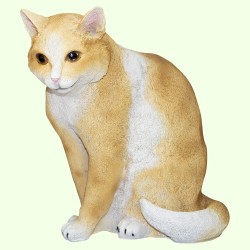 Скульптурный памятник Кот сидит с открытыми глазами бело-рыжий