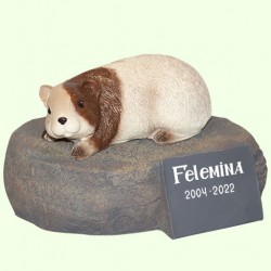 Скульптурный памятник Морская свинка на камне