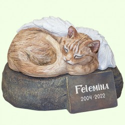 Скульптурный памятник Рыжий кот ангел на камне