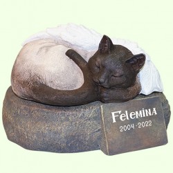 Скульптурный памятник Сиамский кот ангел на камне