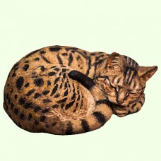 Скульптурный памятник Спящий бенгальский кот калачиком