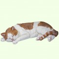 Скульптурный памятник Спящий кот бело рыжий