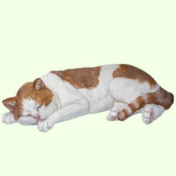 Скульптурный памятник Спящий кот бело рыжий