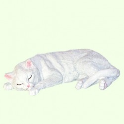 Скульптурный памятник Спящий кот белый
