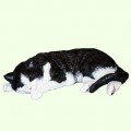 Скульптурный памятник Спящий кот черно белый тукседо