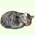 Скульптурный памятник Спящий кот калачиком полосатый
