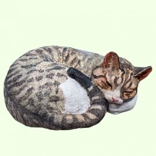 Скульптурный памятник Спящий кот калачиком серебряный пятнистый