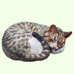 Скульптурный памятник Спящий кот калачиком серебряный пятнистый