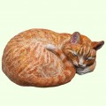 Скульптурный памятник Спящий кот калачиком тигровый рыжий