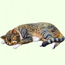 Скульптурный памятник Спящий кот короткошерстный серый