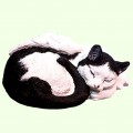 Скульптурный памятник Спящий кот крылатый черно белый