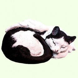 Скульптурный памятник Спящий кот крылатый черно белый