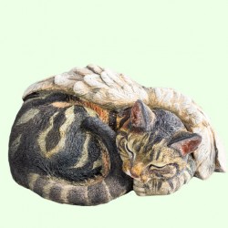 Скульптурный памятник Спящий кот мраморный табби крылатый