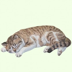 Скульптурный памятник Спящий кот полосатый