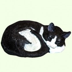 Скульптурный памятник Спящий кот тукседо калачиком 