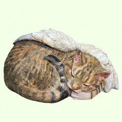 Скульптурный памятник Спящий кот золотой полосатый ангел
