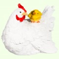 Садовая фигура Курица с цыпленком белая