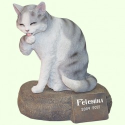 Урна для праха Кот лижет лапу серый на камне