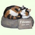 Урна для праха Спящий кот калачиком трехмастный на камне